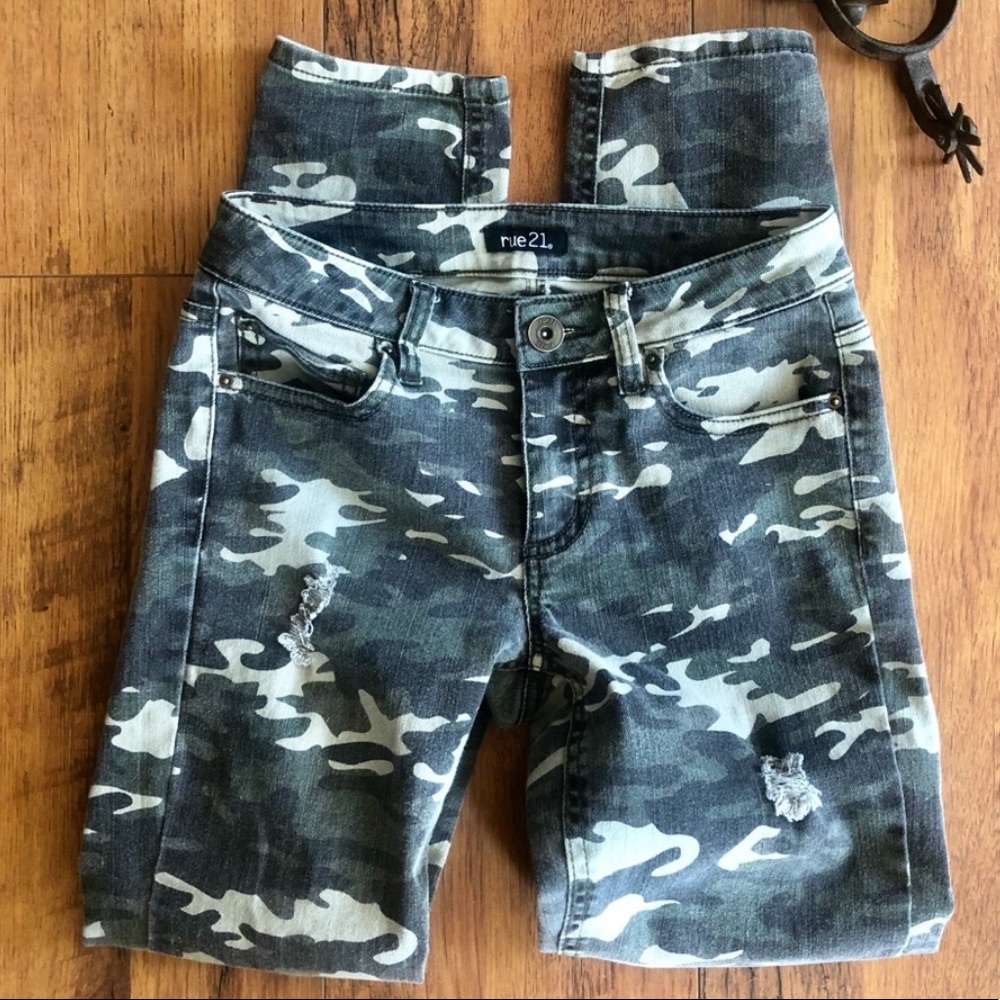 Camo skinny jeans distressed